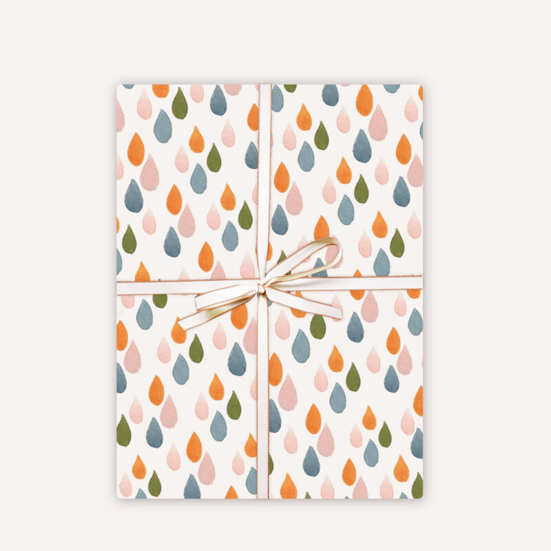 Geschenkpapier mit handgemaltem Tropfenmuster